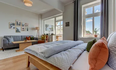 Wohn-Schlafzimmer mit Meerblick