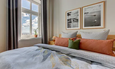 Wohn-Schlafzimmer mit Meerblick