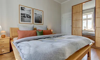 Wohn-Schlafzimmer mit Meerblick