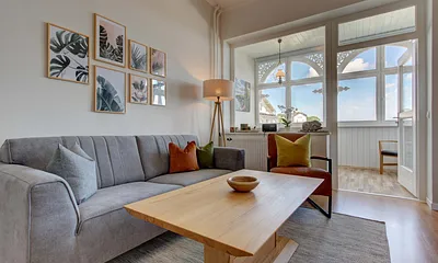 Wohn-Schlafzimmer mit Meerblick