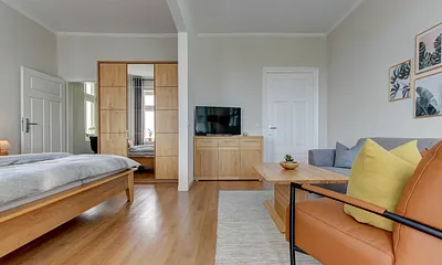 Wohn-Schlafzimmer mit Meerblick