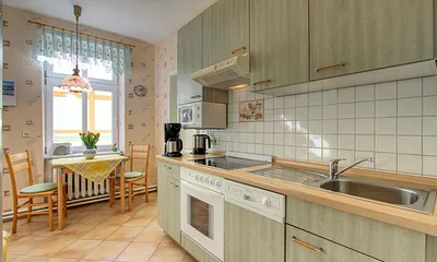 separate Küche, Kühlschrank mit Gefrierfach