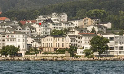 Blick von der Ostsee auf die Altstadt und die Villa Fernsicht. Im Hintergrund der Nationalpark