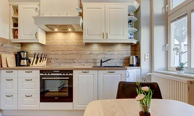 Separate Küche mit Spülmaschine, Backofen und Gefrierfach