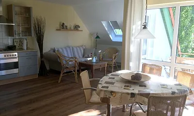 Esstisch und Wohnbereich