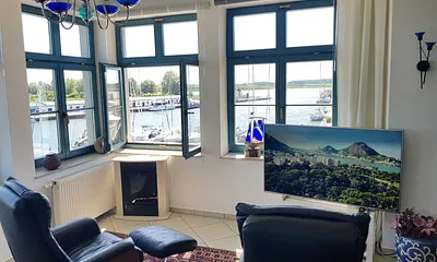 Wohnzimmerfenster mit praktischen, individuell einstellbaren Jalousien