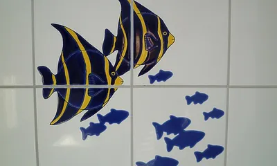 Bad in maritimem Design - Fliesen mit Fischmotiv