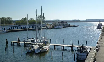 Panoramablick auf den Segelhafen und die unbebauten Peenewiesen von allen Fenstern
