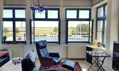 Wohnzimmer - Wintergartencharakter - 58'' Fernseher mit Ambilight