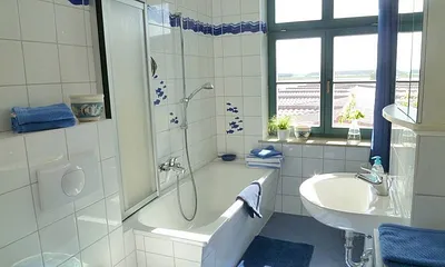 Bad in maritimem Design mit Badewanne