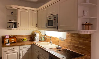 Küchenzeile mit Geschirrspülmaschine, Mikrowelle etc.