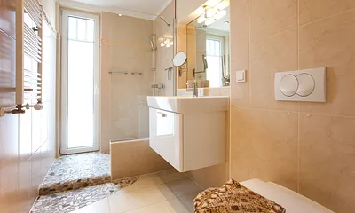 Bad mit Fön, offene Dusche auf Flußkieseln, beheizb.Handtuchhalter, Fußbodenheizung