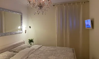 Bett in Komforthöhe mit ausgezeichneten Matratzen, Verdunkelungsrollo, Einbauschrank mit Innenbeleuchtung und viel Stauraum