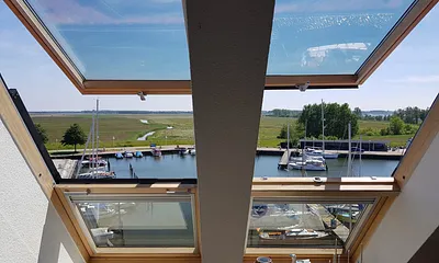 2 Fenster mit ausklappbarem Dachbalkon, alle Fenster mit Verdunkelungsrollos und Plissees