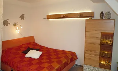 Komfortables Doppelbett mit motorischer Verstellung, Vitrine und Wandboard aus Echtholz mit LED Beleuchtung