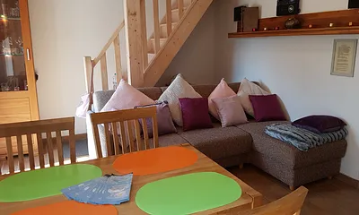 Wohnzimmer mit der Treppe nach oben.