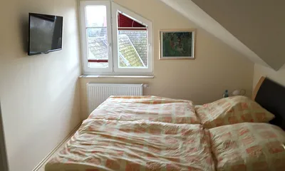 Elternschlafzimmer, links 80 cm Flachbildfernseher (FullHD)
