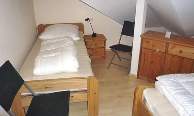 Kinderzimmer mit 2 separaten Betten, hochwertigem Lattenrost (Stiftung Warentest: gut); Außenfenster nicht zu sehen