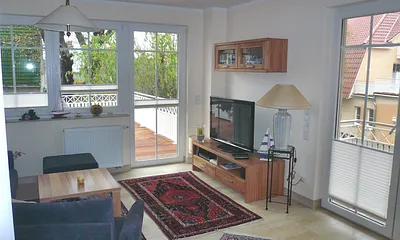 Sitzecke und Schrankwand mit großem 102 cm Flachbildfernseher (FullHD). Stereoanlage mit DVD-Player, Radioteil und CD-Player.