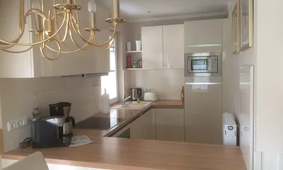 Küche mit leisem Geschirrspüler, Herd mit Ceranfeld, Backofen, Ablufthaube, Mikrowelle, Kaffeemaschine, Kaffeepad-Automat, Toaster, Wasserkocher, Kühlschrank, Gefrierf., Küchenfenster m. Fliegengitter