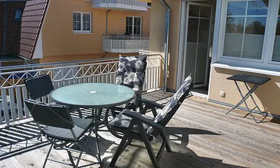 große Dachterrasse mit Möbeln (zusätzl. 2. überdachter Balkon mit Möbeln hinten - nicht sichtbar)