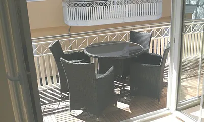 separate Terrasse zum Innenhof mit Balkonmöbel