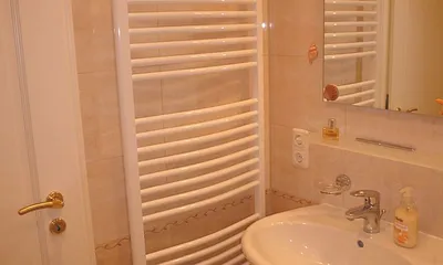 Bad im Wohngeschoss mit Waschbecken, Fußbodenheizung, Handtuchwärmer, Außenfenster (nicht zu sehen) 