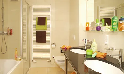 Bad mit Dusche & Wanne