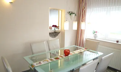 Wohnzimmer mit Stuckelementen, komfortable Ledergarnitur, Sat-TV