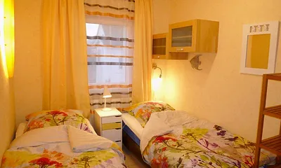 Weiteres Schlafzimmer mit zwei Einzelbetten