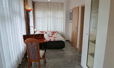 Helles Zimmer mit weiteren Schlafmöglichkeiten