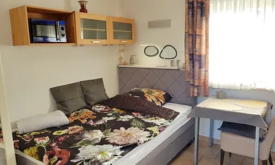 Helles, kombiniertes Wohn-/Schlafzimmer mit hochwertigem und gemütlichem Boxspringbett für ein oder zwei Personen