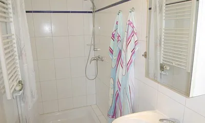 Modernes Bad mit Dusche und WC