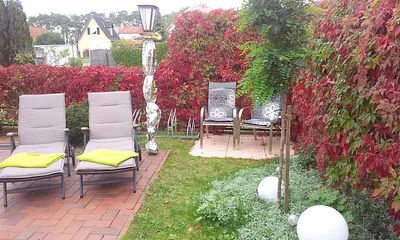 Große Terrasse, geschützt und nach Süden orientiert, mit bequemen Rollliegen und Grillmöglichkeit