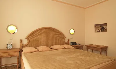 Schlafzimmer mit großem Doppelbett…