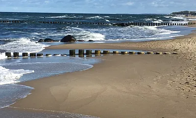 der schöne Strand im Herbst