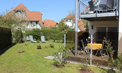 Für den Garten stehen Ihnen noch zwei Liegen zur Verfügung, Fahrradständer und Parkplatz befinden sich direkt vor dem Haus