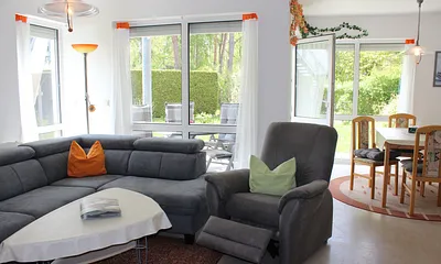 Separater Eßplatz mit schöner Aussicht auf Garten und Wald, Zugang zur Terrasse