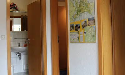 Der Flur mit Garderobe, Wirtschaftsschrank und Informationstafel für Urlauber (Weitere Informationen in der Gästemappe)