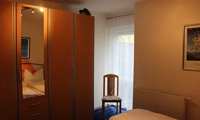 Schlafzimmer mit Zugang zum Vorgarten