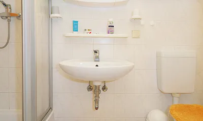 Badezimmer mit Dusche