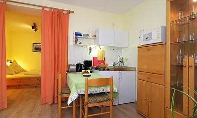 Küche mit Blick ins Schlafzimmer