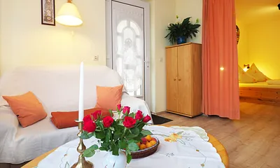 Couchecke mit Blick ins Schlafzimmer