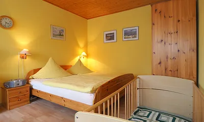 Schlafzimmer mit Kinderbettoption