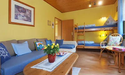 Wohnraum mit Doppelstockbett für die Kleinen
