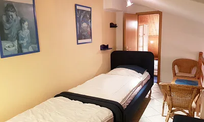 Galerie mit zwei Einzelbetten und angrenzender Spielhöhle