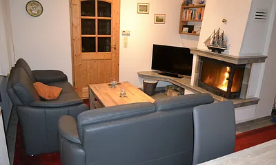 Wohnbereich mit Blick auf Kamin