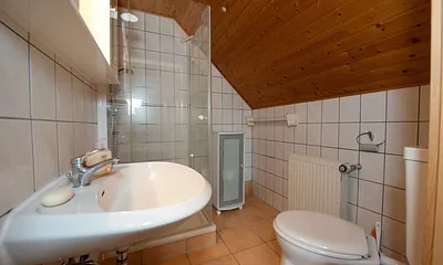 Das Bad ist klein, aber gut ausgestattet.