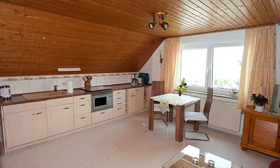 In unserer Küchenzeile finden Sie Kaffemaschine, Toaster, Espressomaschine, Kühlschrank usw. Es gibt einen kleinen Herd mit Grill, Mikrowelle und Backfunktion.