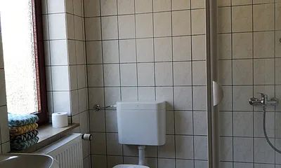 Bad mit Fenster, Dusche und WC